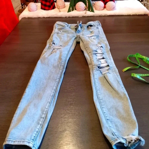 American Eagle Outfitters Denim - American Eagle light Blue Distressed Women Jeans. Size 4. Like new